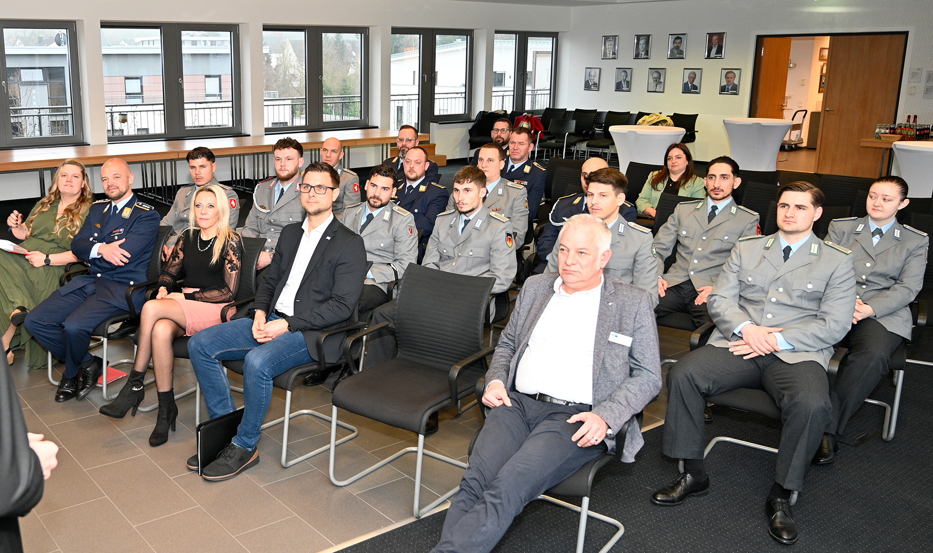 Zur Zeugnisübergabe hatten sich Vertreterinnen und Vertreter aus Militär, Verwaltung und Wirtschaft versammelt. Foto: Henri Grüger/pp/Agentur ProfiPress