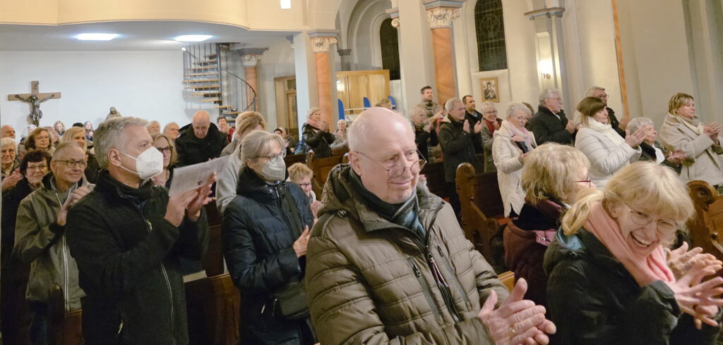 Grund zur Freude hatten die Besucher des siebten Mutmachgottesdienstes im Pastoralen Raum St. Barbara Mechernich, den Band und Chor „Rainer Wahsinn“ gemeinsam mit Diakon Manni Langt auf die Beine stellten. Foto: Manfred Lang/pp/Agentur ProfiPress