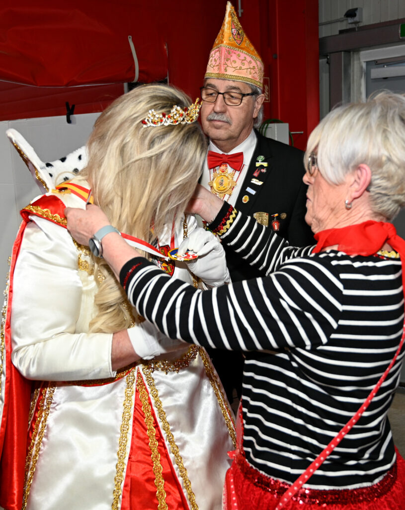 In alter närrischer Tradition gab es natürlich auch Orden für Prinzessin Colette I. … Foto: Henri Grüger/pp/Agentur ProfiPress