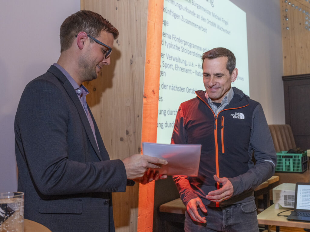 Michael Fingel überreichte Wachendorfs Ortsbürgermeister Christof Jansen (r.) offiziell seine Ernennungsurkunde. Damit sind nun alle Ortschaften der Stadt mit Ortsbürgermeistern besetzt. Foto: Ronald Larmann/pp/Agentur ProfiPress