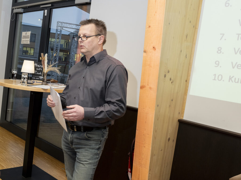 Ein großes Thema des Abends war die Grünflächenpflege. Fachbereichsleiter Mario Dittmann erläuterte Zahlen, Abläufe und Möglichkeiten der Kooperation mit Vereinen und Ehrenamtlichen. Foto: Ronald Larmann/pp/Agentur ProfiPress