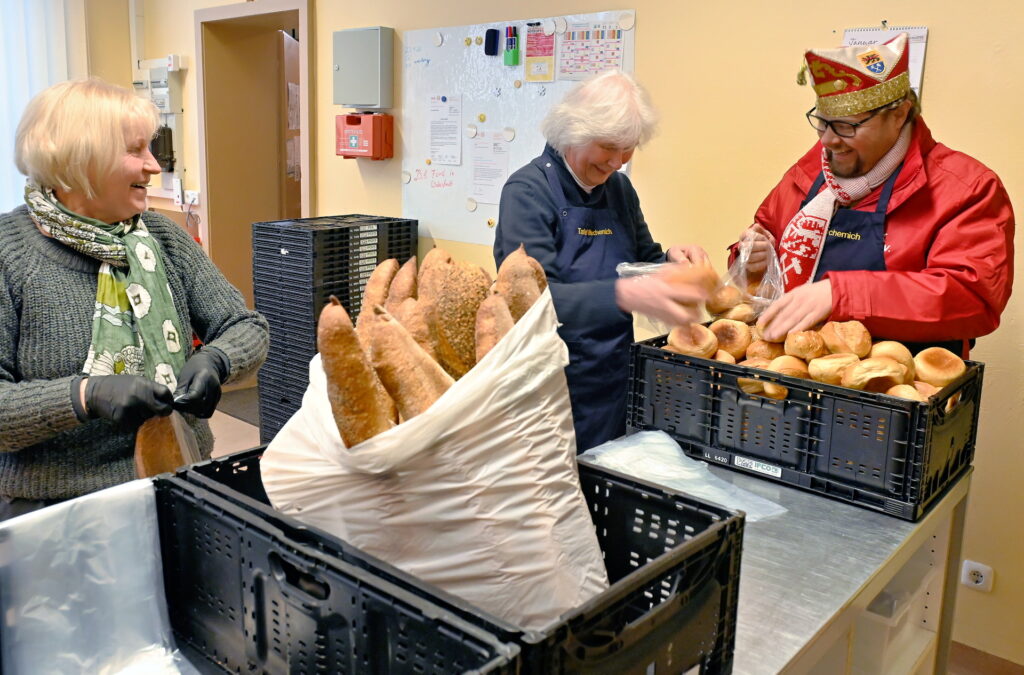 Mit seinem Engagement bei der Mechernicher Tafel, unter anderem bei der Ausgabe der Lebensmittel an bedürftige Menschen, möchte Prinz Torsten I. (Krieg) (r.) die Aufmerksamkeit auf die Notwendigkeit von ehrenamtlichem Engagement lenken. Foto: Cedric Arndt/pp/Agentur ProfiPress