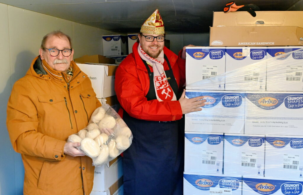 Der Tafel-Vorsitzende Wolfgang Weilerswist (l.) freute sich über die Initiative von Prinz Torsten I. (Krieg), die Mechernicher Tafel vier Tage lang bei den anfallenden Arbeiten zu unterstützen. Foto: Cedric Arndt/pp/Agentur ProfiPress