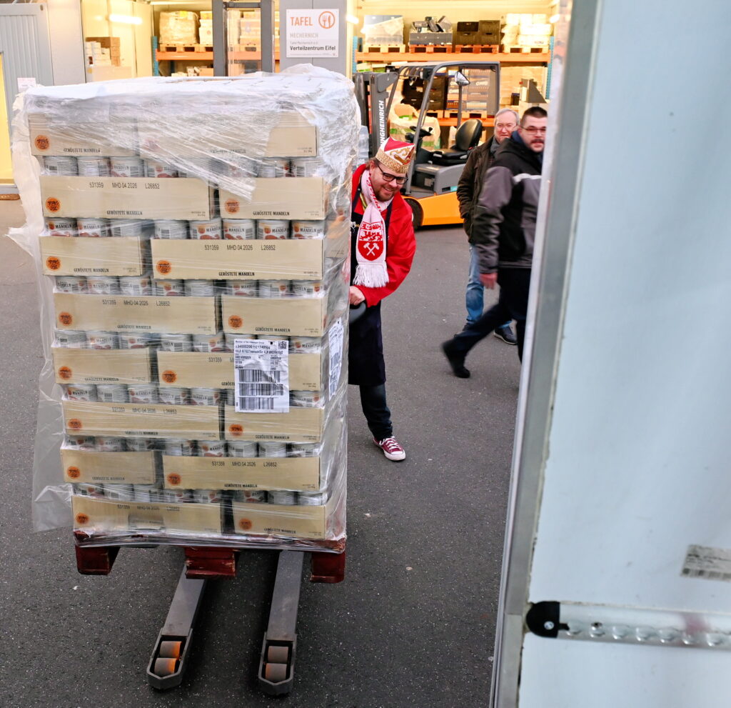 Im Verteilzentrum „Eifel“ war vom Prinzen voller Einsatz gefragt. Foto: Cedric Arndt/pp/Agentur ProfiPress