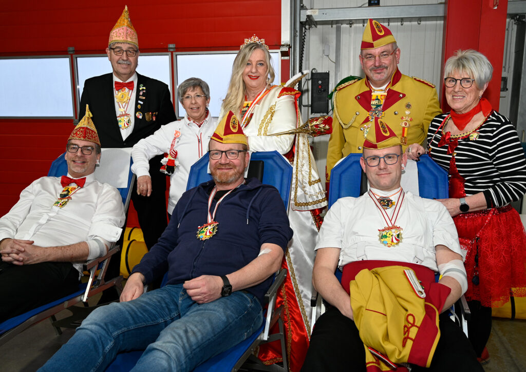„Mir fiere et Lääve – und sorgen dafür, dass andere es auch können“, brachte es Prinzessin Colette I. von Euskirchen (hinten, m.) samt Entourage beim karnevalistischen Blutspenden des DRK in Euskirchen auf den Punkt. Dankbar zeigten sich dafür die DRK-Blutspende-Beauftragte Edeltraud Engelen und Angelika Gräber-Stupp, Vorsitzende des DRK-Ortsvereins Euskirchen (hinten, 2. v. l.). Foto: Henri Grüger/pp/Agentur ProfiPress