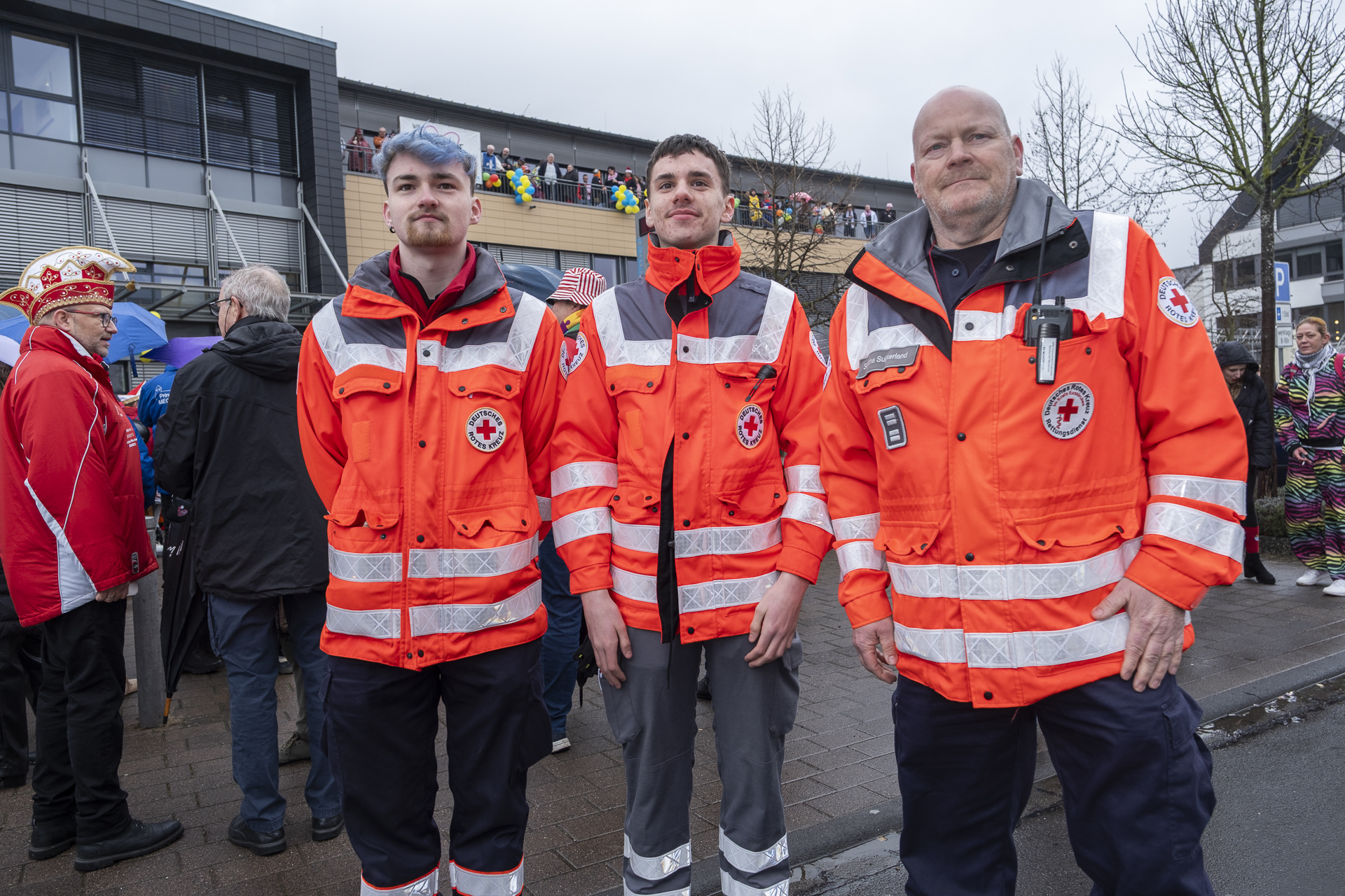 Team für die Sicherheit: Julien Deichs (v.l.), Florian Jungmann und Sascha Suijkerland vom Mechernicher Roten Kreuz. Foto: Ronald Larmann/pp/Agentur ProfiPress