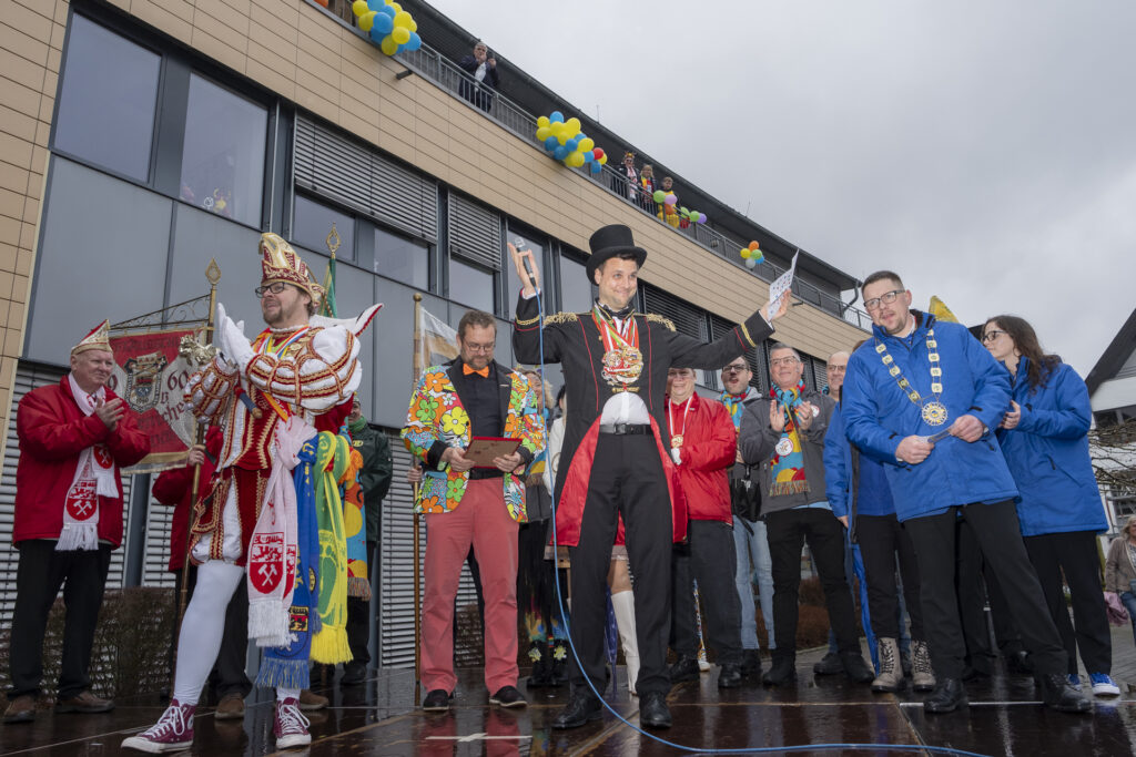 Die Rede in der einen, das Mirkofon in der Hand konnte Bürgermeister Michael Fingel mit dieser Gestik nur eins meinen: Das Rathaus gehört euch. Foto: Ronald Larmann/pp/Agentur ProfiPress