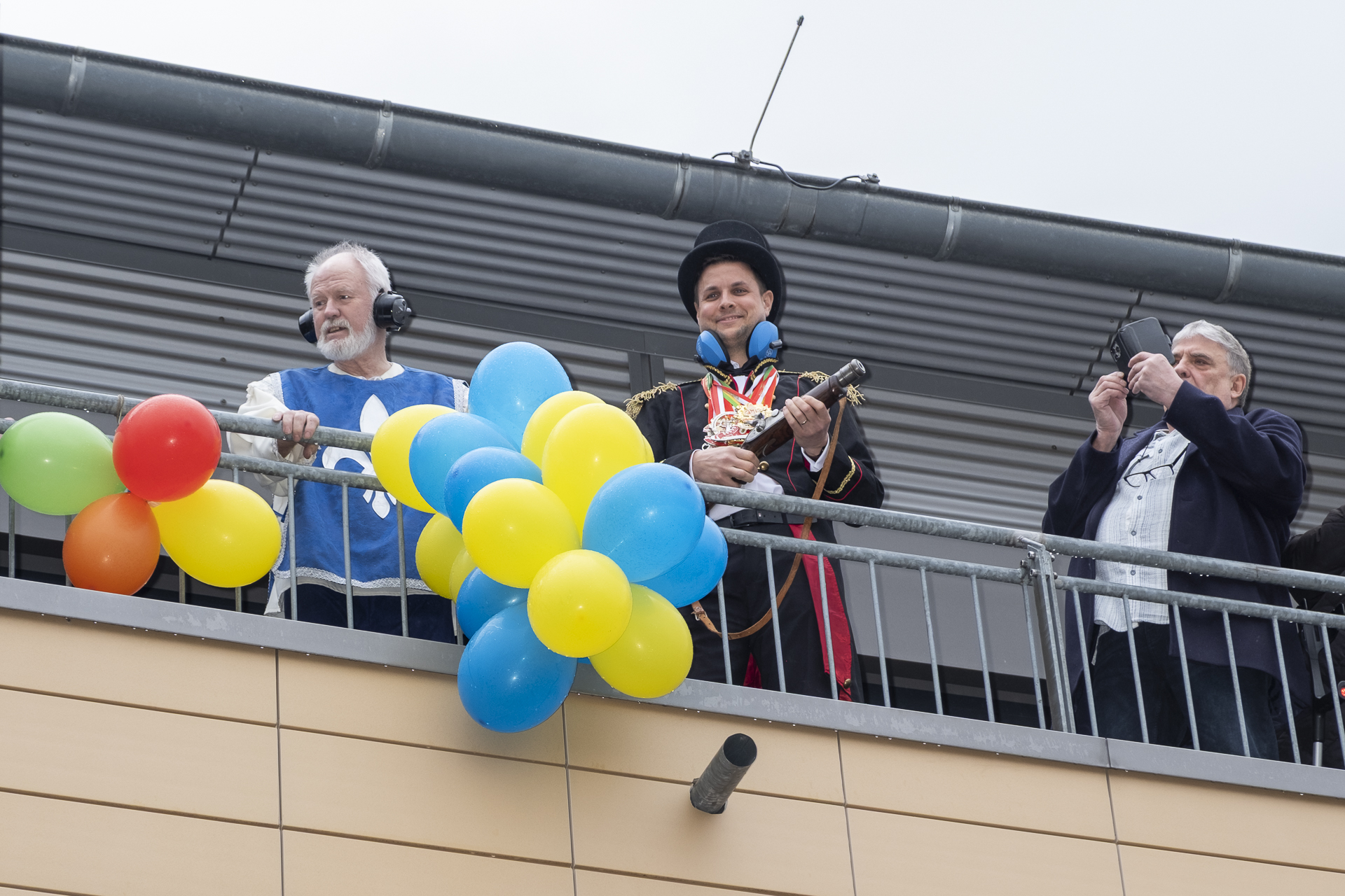 Lautstarke Gegenwehr: Michael Fingel gab nicht kampflos auf und gab einige Böllerschüsse aus der Waffe ab, die ihm Jürgen Erken (l.) gereicht hatte. Foto: Ronald Larmann/pp/Agentur ProfiPress