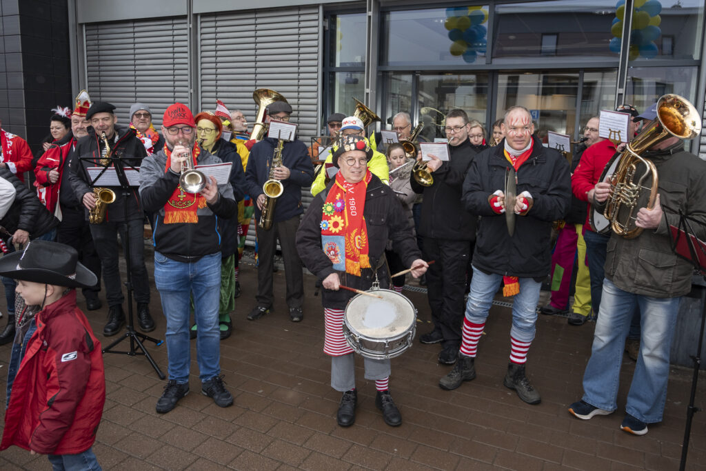 Unter der Leitung von Stephan Hüllenkrämer begleitete eine bunt gemischte Musikertruppe den Rathaussturm musikalisch. Foto: Ronald Larmann/pp/Agentur ProfiPress