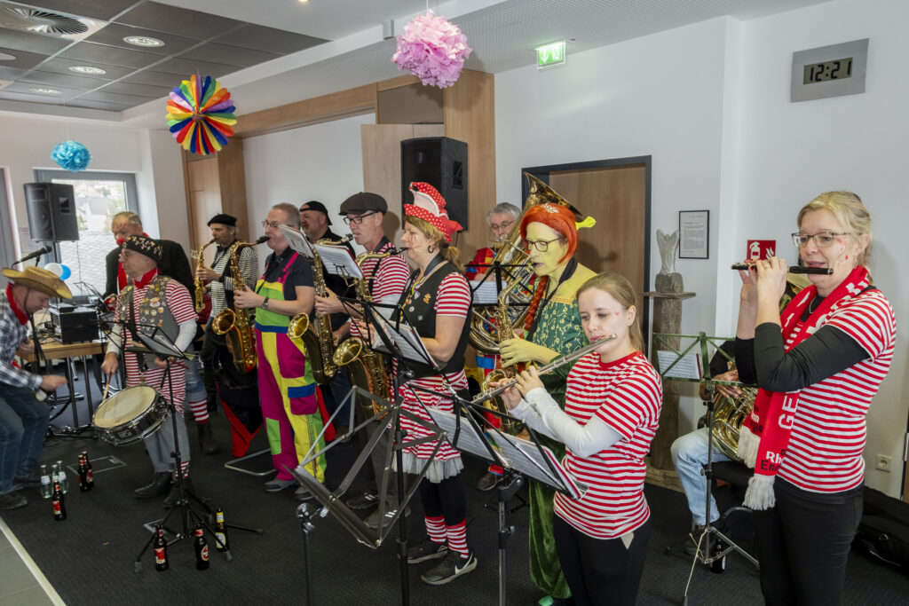 Musikkapelle ohne Namen und ohne Probe: Die zusammengewürfelten Musiker sorgten trotzdem für beste Stimmung im Ratssaal. Foto: Ronald Larmann/pp/Agentur ProfiPress