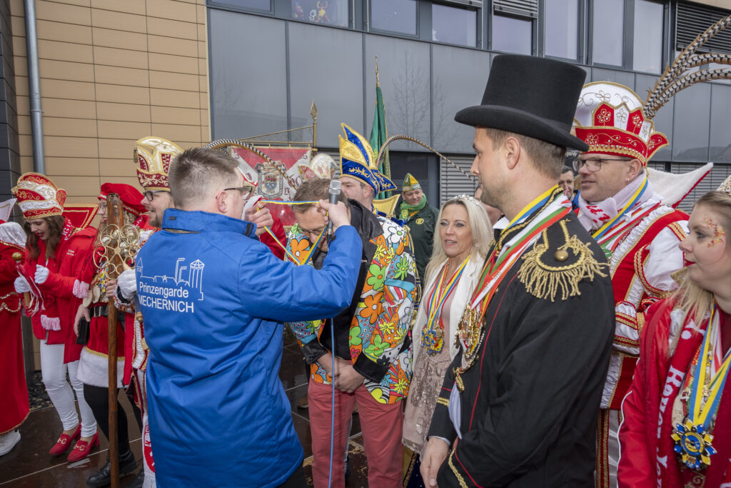 Auch der Erste Beigeordnete Thomas Hambach wurde von Prinzengarde-Chef Michael Hammer mit einem Orden bedacht, zuvor hatte den auch schon Manuela Holtmeier und Michael Fingel erhalten. Foto: Ronald Larmann/pp/Agentur ProfiPress
