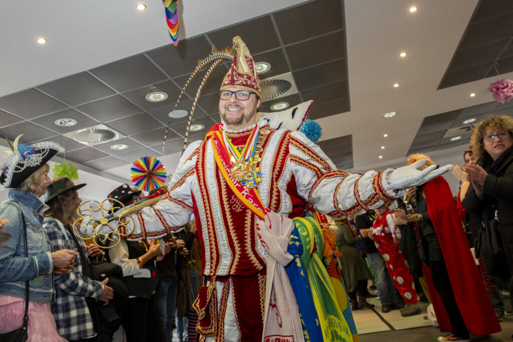 Beste Laune: Unter dem Jubel der Jecken zieht Prinz Torsten I. in den Ratssaal ein. Foto: Ronald Larmann/pp/Agentur ProfiPress