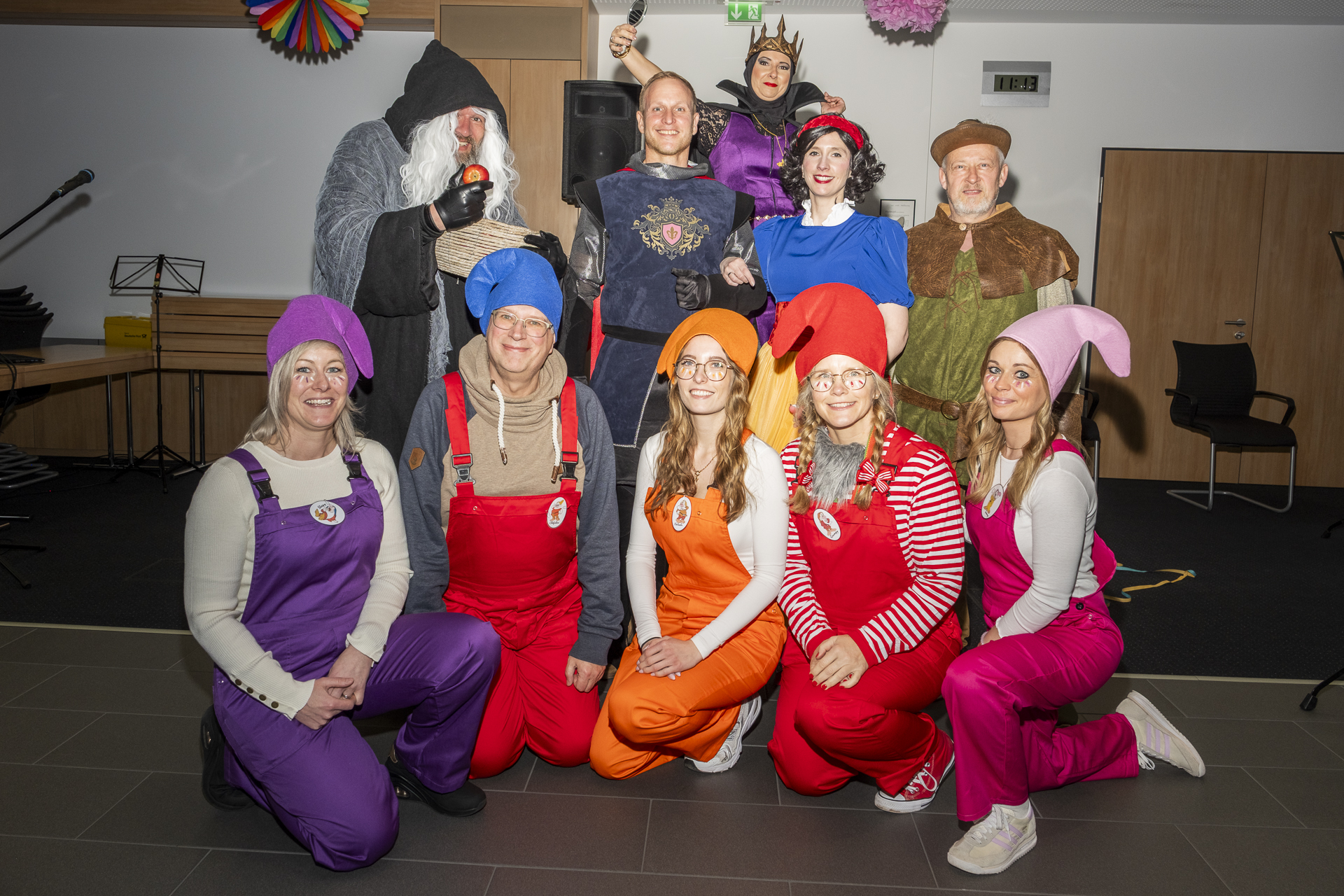 Diese Rathaus-Truppe hatte ein lustiges Gruppenkostüm erdacht: Schneewittchen mit ihrem Prinz umringt von der bösen Schwiegermutter, der Hexe, dem Jäger und den fünf Zwergen. Foto: Ronald Larmann/pp/Agentur ProfiPress