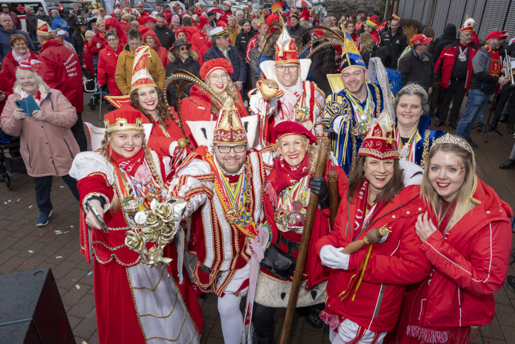 Dieser geballten Tollitätenpower um Prinz Torsten I. konnte man auch nicht lange widerstehen. Sie waren aus Vussem, Weyer, Lorbach und Bergheim zum Rathaus gekommen, später kam auch noch das Kommerner Fünfgestirn. Foto: Ronald Larmann/pp/Agentur ProfiPress