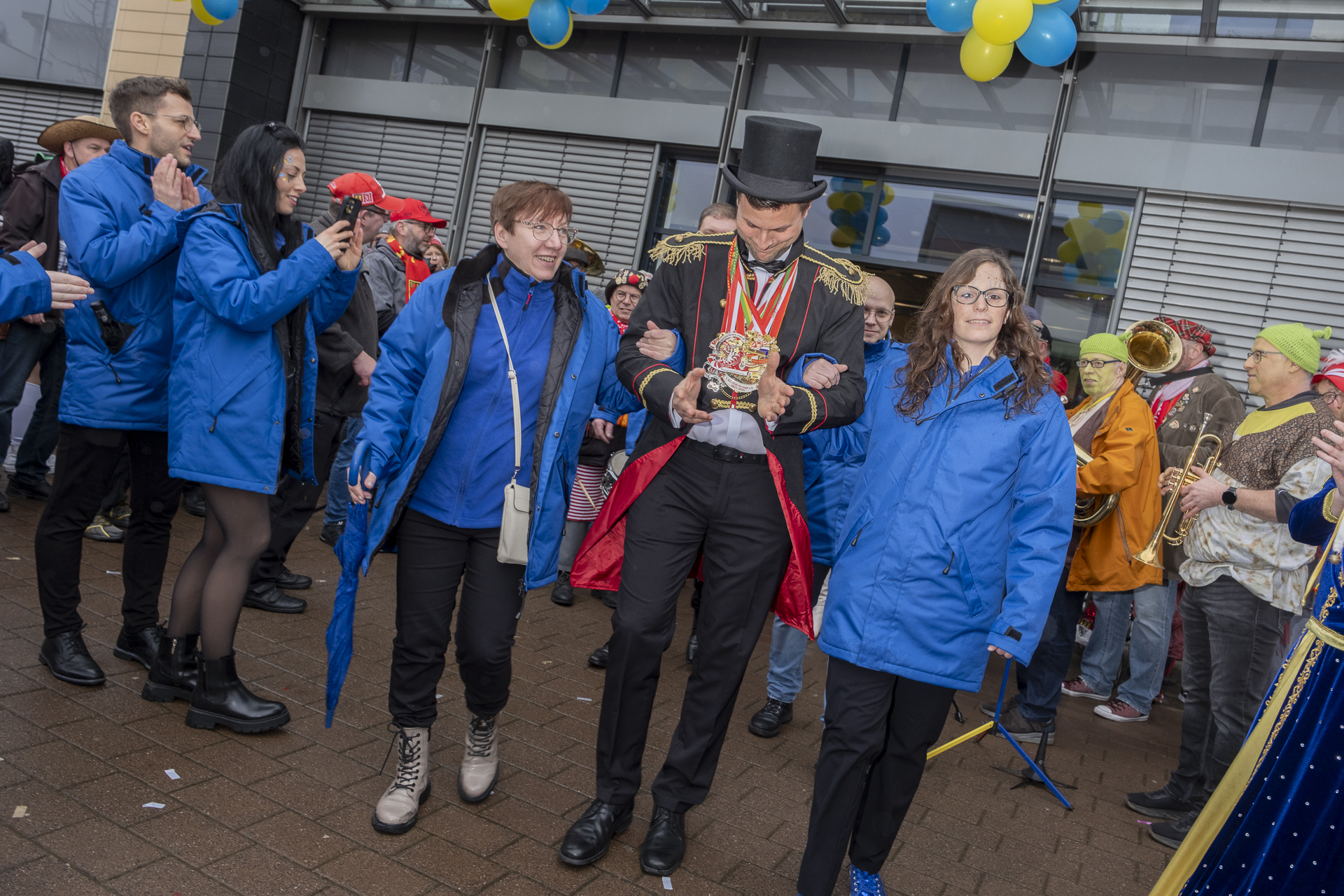 Nach der Kapitulation wird Bürgermeister Michael Fingel gesenkten Hauptes nach draußen geführt. Foto: Ronald Larmann/pp/Agentur ProfiPress