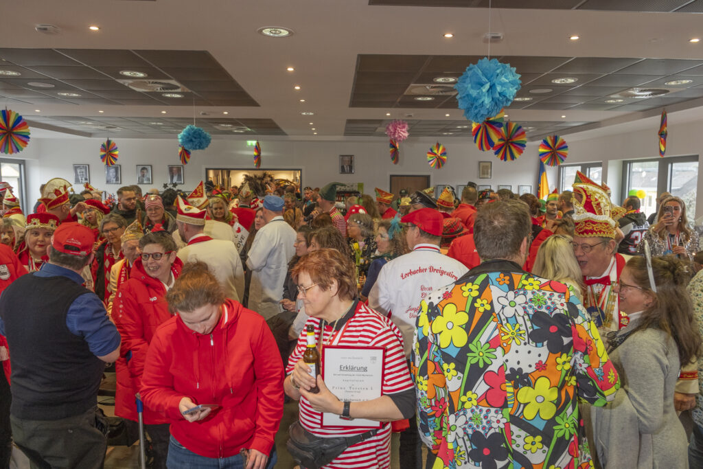 Nach dem erfolgreichen Rathaussturm war der Ratssaal prall gefüllt mit fröhlichen Jecken. Foto: Ronald Larmann/pp/Agentur ProfiPress