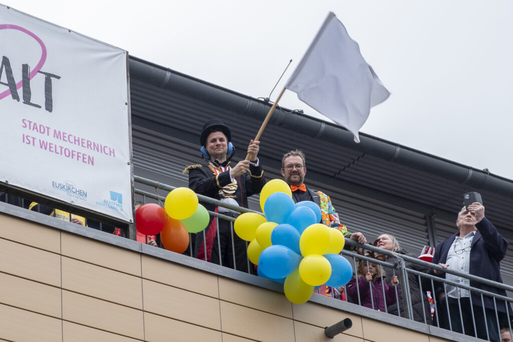 Es half alles nichts: Mechernichs Bürgermeister und Zirkusdirektor Michael Fingel musste mit dem Beigeordneten Thomas Hambach die weiße Fahne schwenken. Foto: Ronald Larmann/pp/Agentur ProfiPress