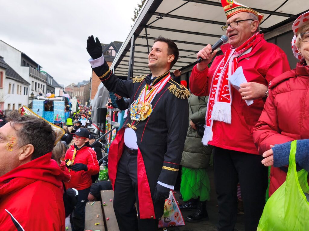 Viel Spaß auf der Ehrentribüne hatte Bürgermeister Michael Fingel, hier mit „Einheizer“ Willi Gemünd. Foto: Kerstin Rottland/pp/Agentur ProfiPress