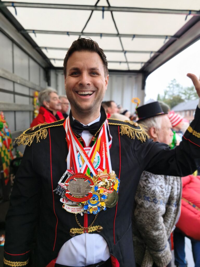Schwer mit klimpernden Orden behangen: Bürgermeister Michael Fingel. Foto: Kerstin Rottland/pp/Agentur ProfiPress