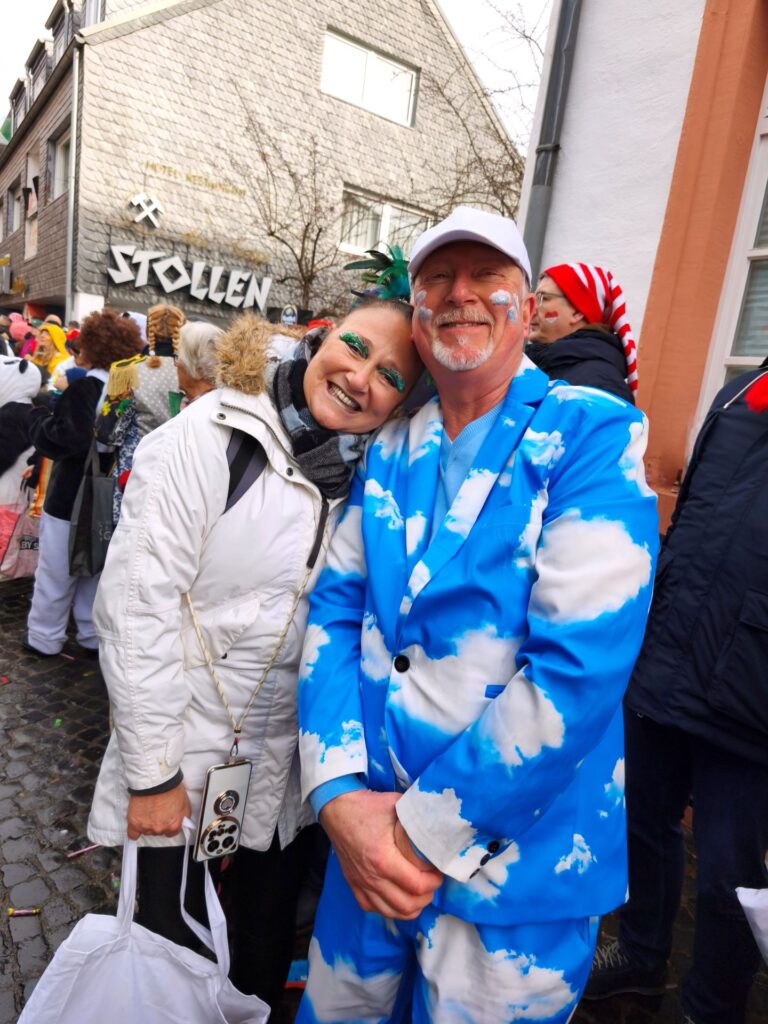 Für alle Fälle: Jede Menge blauen Himmel, zumindest auf dem Anzug, hatte dieser lustig kostümierte Jeck am Wegesrand mitgebracht. Foto: Kerstin Rottland/pp/Agentur ProfiPress