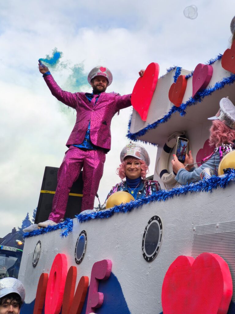 „Volle Fahrt voraus!“ mit dem „Loveboat“ von Michael Embgenbroich, Stefan Hambach und dem Rest der crazy Crew. Foto: Kerstin Rottland/pp/Agentur ProfiPress