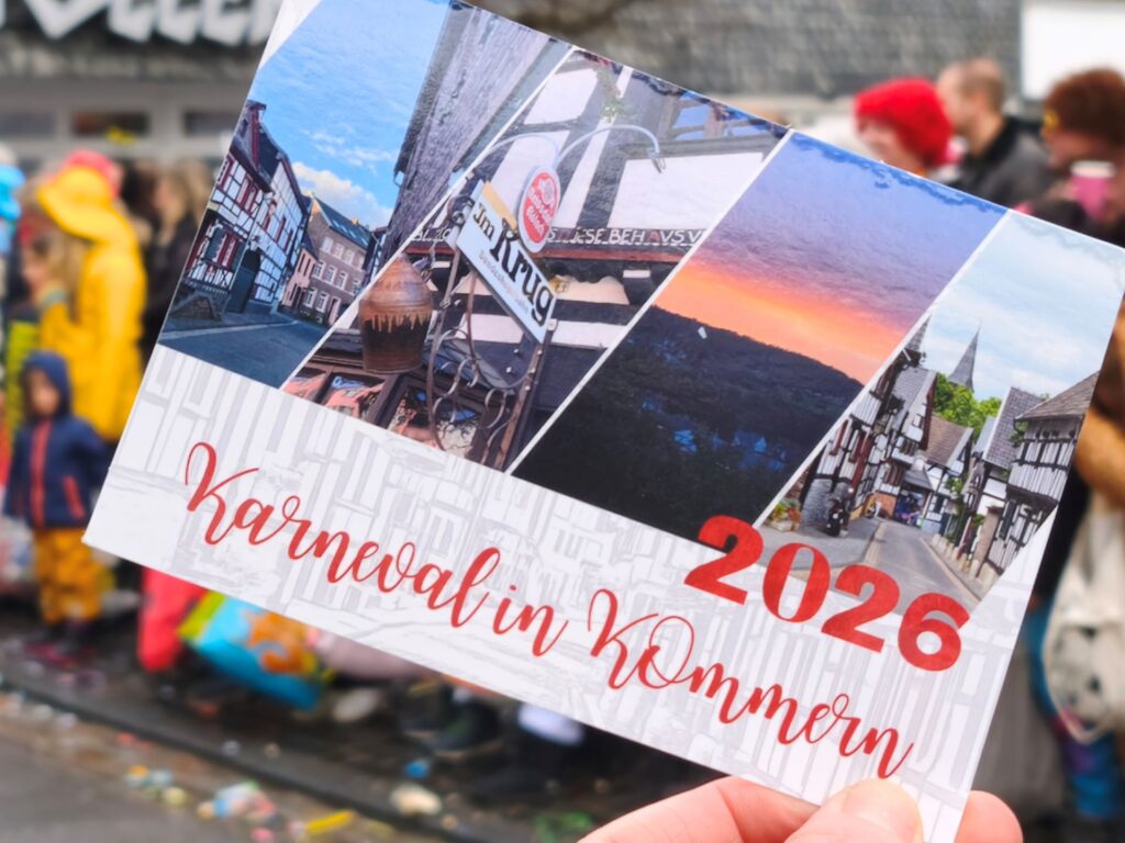 Das Motiv kommt einem bekannt vor: Neben Kamelle, Schoki und Strüßjer gab es in Kommern auch diese hübsch gestaltete Postkarte zu schnappen. Foto: Kerstin Rottland/pp/Agentur ProfiPress