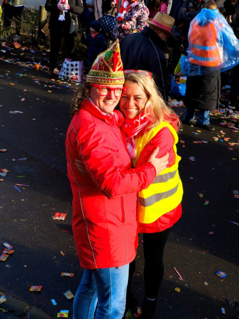 Kurzer Drücker am Wegesrand: Greesberger Ex-Bauer Björn Schäfer und seine Frau Sabrina, die als Wagenengel im Einsatz war. Foto: Kerstin Rottland/pp/Agentur ProfiPress
