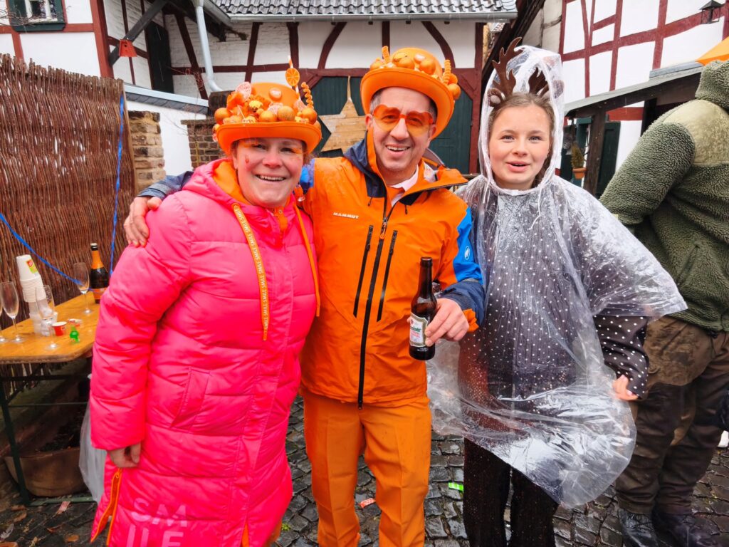 Praktisch, wenn das Haus am Zugweg liegt: Vor ihren Grundstücken und in Hofeinfahrten feierten hunderte Kommerner mit Nachbarschaft und Freunden. Foto: Kerstin Rottland/pp/Agentur ProfiPress