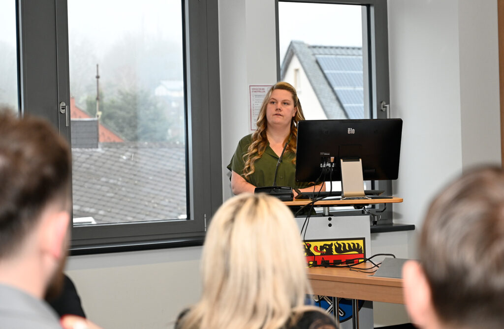 Lisa Scheffler vom Karrierecenter der Bundeswehr, Dezernat Berufsförderungsdienst, sprach den Anwesenden Mut zu. Gerade in Logistik und Bundeswehr seien Flexibilität, Neugierde und Eigenverantwortung entscheidend. Foto: Henri Grüger/pp/Agentur ProfiPress