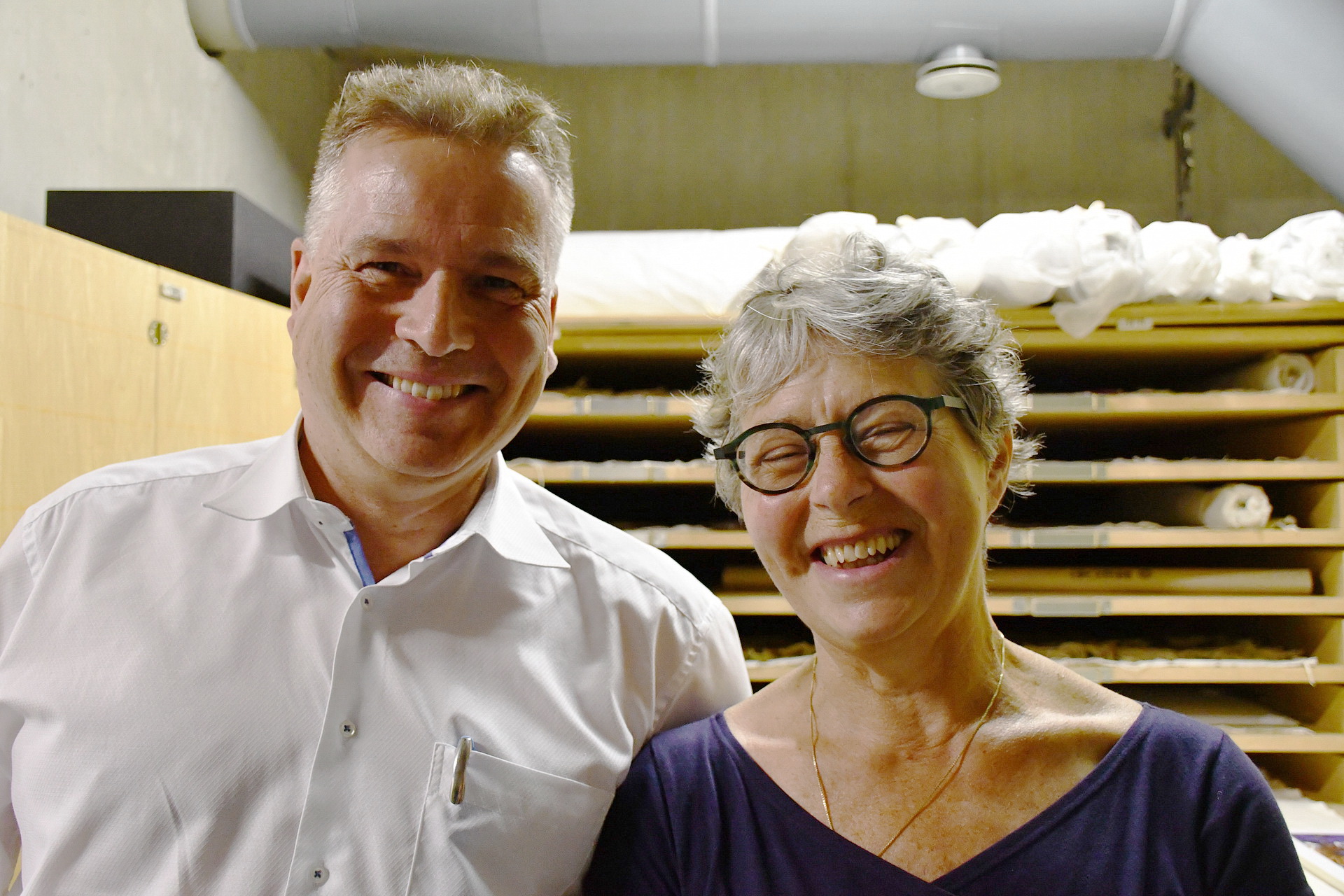 Dr. Peter Schweikert-Wehner auf Spurensuche nach dem „Antependium von Mechernich“, einem wertvollen Altartuch, in der Aachener Domschatzkammer mit Textilexpertin Monica Paredis-Vroon. Foto: Manfred Lang/pp/Agentur ProfiPress