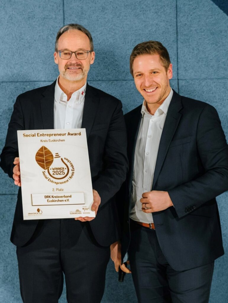 Tolle Auszeichnung: Die Urkunde für Platz Zwei nahm Rolf Klöcker im Anschluss der Veranstaltung von Landrat Markus Ramers entgegen. Foto: Wave/Euskirchen/pp/Agentur ProfiPress