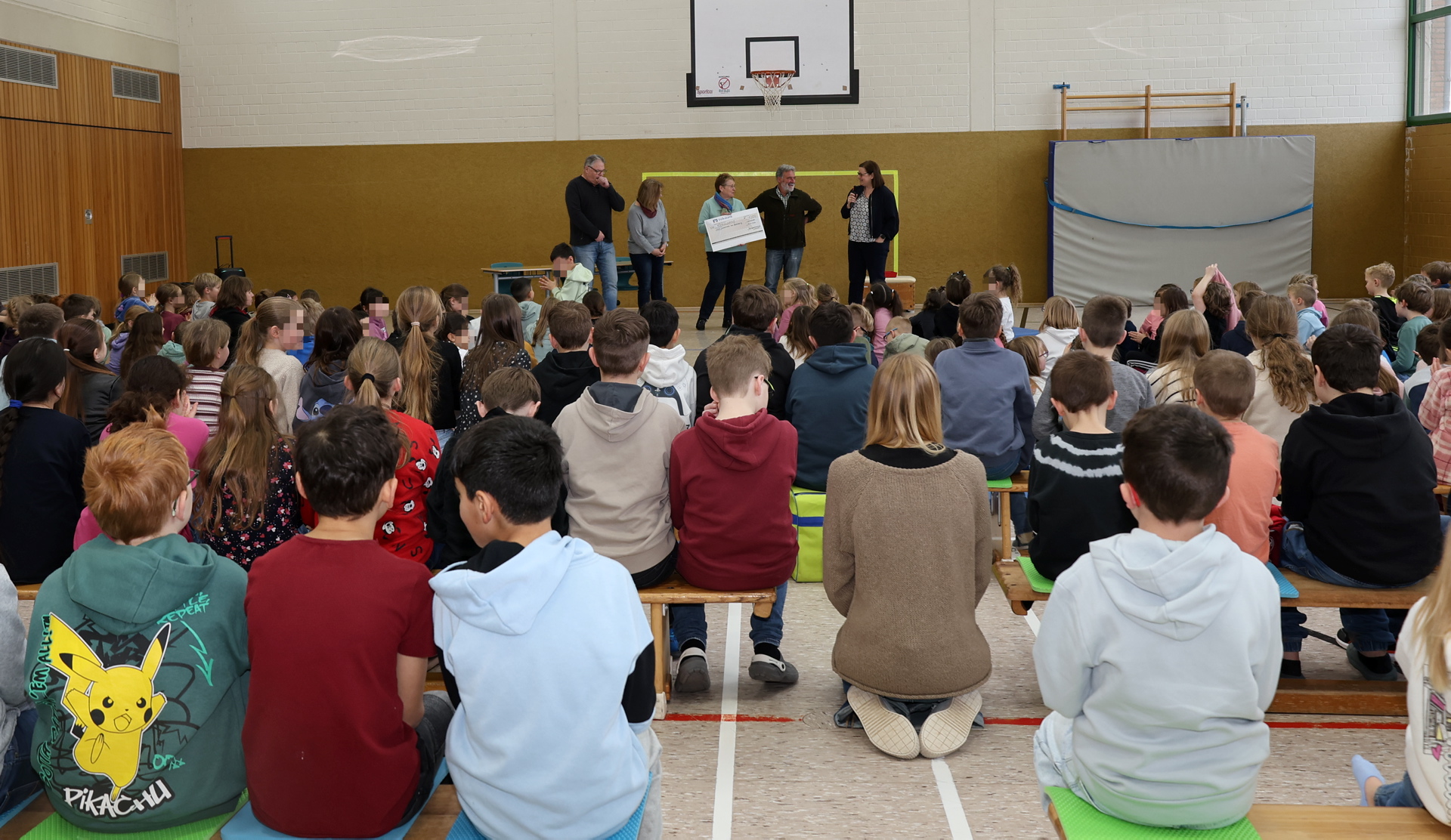 Die Schülerinnen und Schüler der KGS Lückerath freuten sich, als Manfred Kesternich (stehend, 2.v.r.) ankündigte, dass die Dorfgemeinschaft Lückerath der Schule 1.000 Euro schenken wolle. Foto: Steffi Tucholke/pp/Agentur ProfiPress