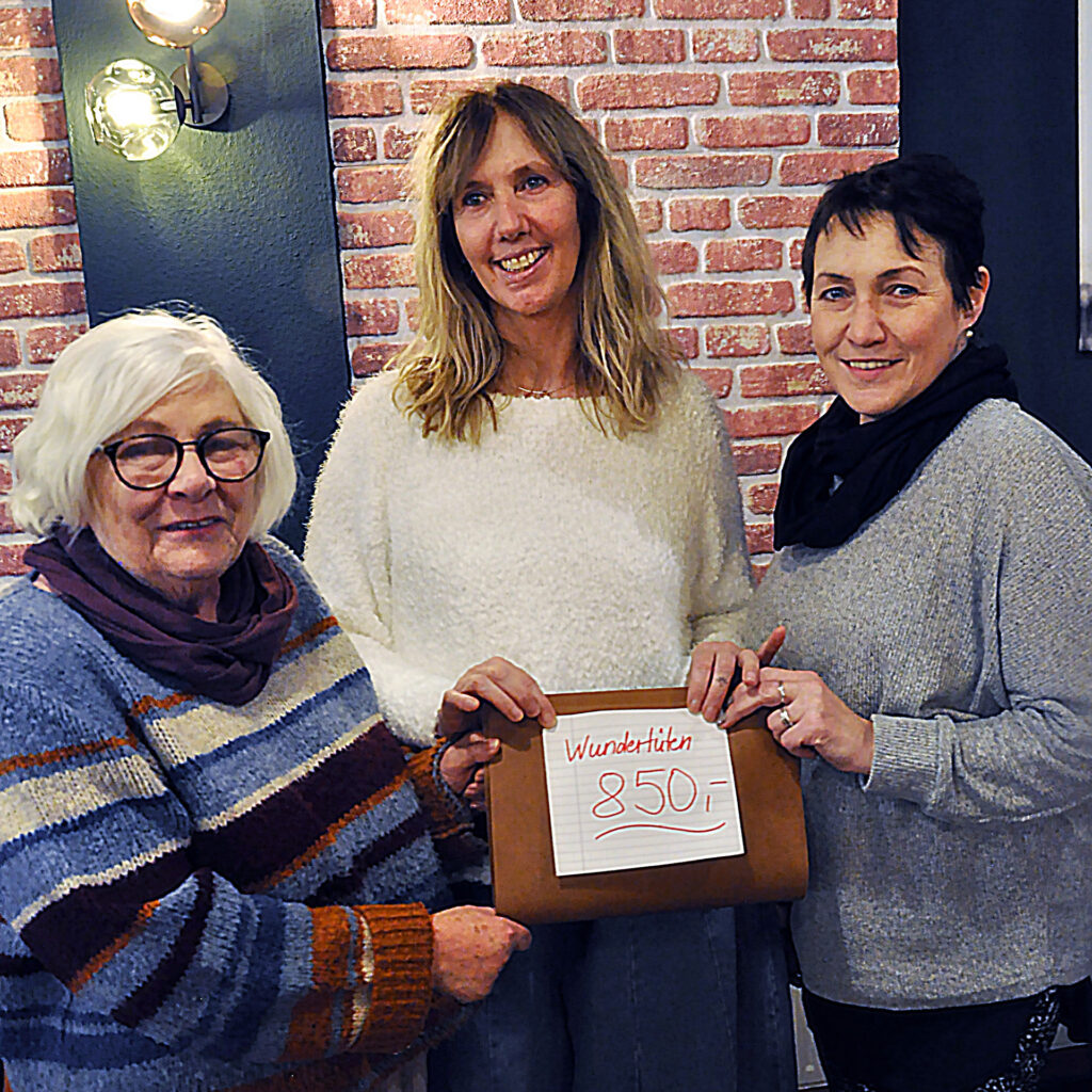 Den Erlös der Weihnachts-Kunstausstellung in Höhe von 850 Euro übergaben Donata Reinhard (l.) und Ela Rübenach an Pia Benz von der Hilfsgruppe Eifel. Foto: Reiner Züll/pp/Agentur ProfiPress