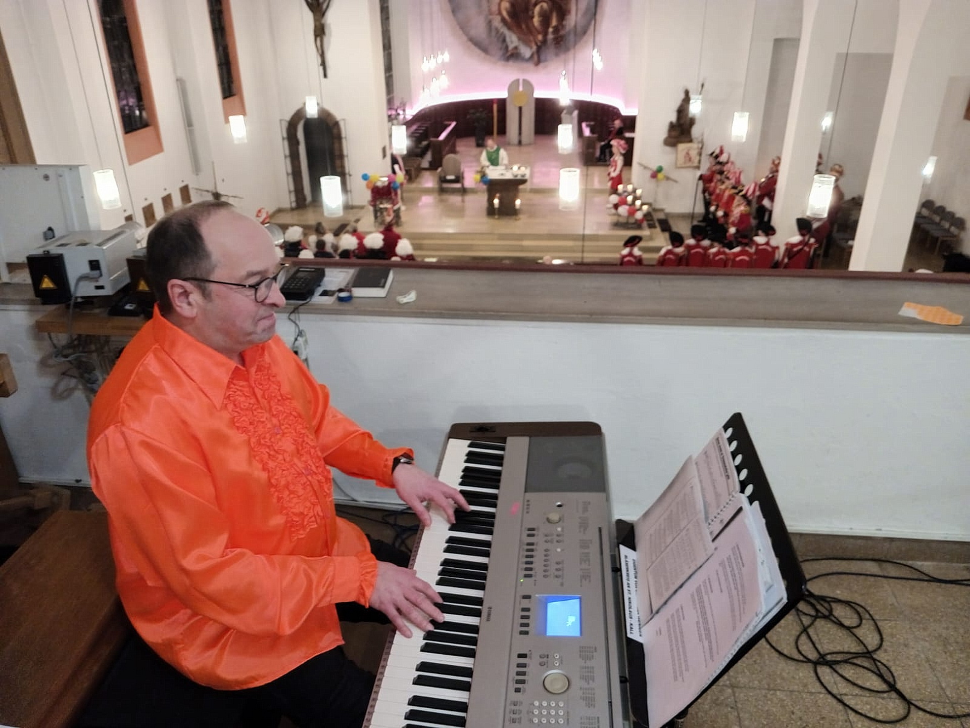 Stefan Kupp bediente nicht nur die Keyboard-Tasten, er hatte auch die Liturgie der diesjährigen Karnevalsmesse ausgearbeitet. Als Lektorinnen standen ihm Renate Schüttler und Elisabeth Keutgen, Prinzessin Emily I. (Bloch) und Kinderprinzessin Emma I. (Jaschke) zur Seite. Foto: Reiner Züll/pp/Agentur ProfiPress