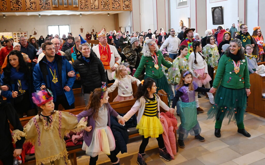 Das hat die Mechernicher Pfarrkirche St. Johannes Baptist auch noch nicht oft erlebt: Beim Einzug zur Heiligen Messe wurde gleich zu Beginn im Kirchenschiff geschunkelt und getanzt. Foto: Manfred Lang/pp/Agentur ProfiPress