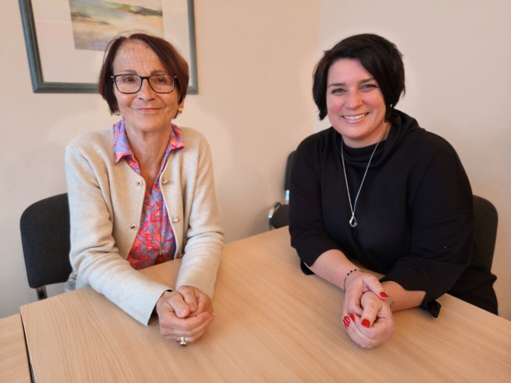 Frauen am Tisch
Trauerbegleiterin Franziska Reinhartz (links) und Elke Horst vom Bestattungshaus Ernst in Kommern laden Trauernde an zwei Nachmittagen zum Gespräch ein. Foto: Kerstin Rottland/pp/Agentur ProfiPress

