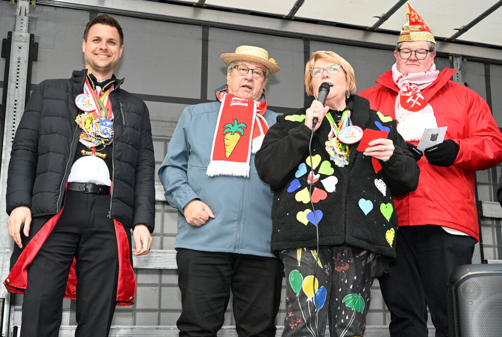 Verfolgten alles von der Tribüne vor dem Rathaus: (v. l.) Bürgermeister Michael Fingel, der stellvertretende Bürgermeister Günter Kornell, Moderatorin Margret Eich und Kevin Hembach (FMK). Foto: Henri Grüger/pp/Agentur ProfiPress