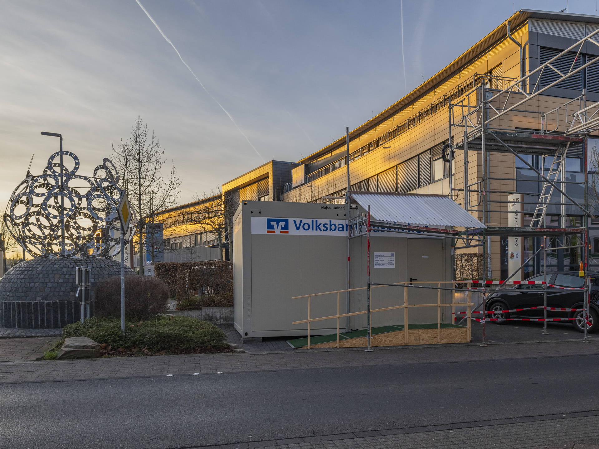 Während der Bauarbeiten können Kundinnen und Kunden die Filiale im Container auf der gegenüberliegenden Straßenseite vor dem Mechernicher Rathaus nutzen. Foto: Ronald Larmann/pp/Agentur ProfiPress