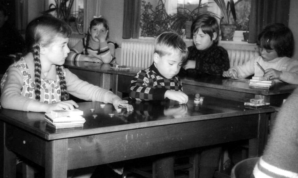 Damals noch im Vollbetrieb als Volksschule der Zivilgemeinde Bleibuir: Erstes und zweites Schuljahr 1965 in eine der beiden Unterklassen. Repro: Sabine Roggendorf/pp/Agentur ProfiPress