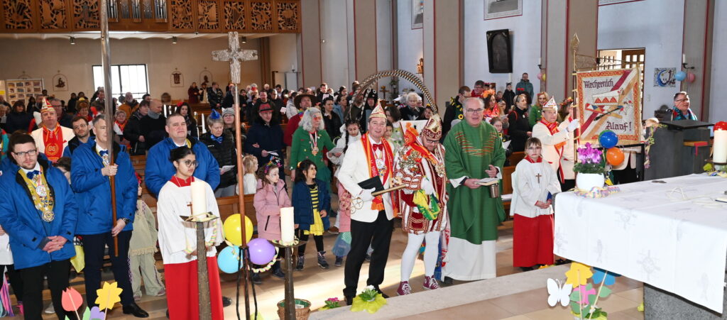 In der traditionsreichen Messfeier des Familienmesskreises Mechernich verbanden sich wieder einmal der christliche Glaube mit dem rheinischen Frohsinn. Die heilige Messe unter der Leitung von Pfarrer Erik Pühringer und zur Musik des Kinderchores um Erik Arndt bildete gleichsam die Ouvertüre für den großen Tulpensonntagszug. Diese Aufnahme entstand kurz vor dem Auszug. Foto: Manfred Lang/pp/Agentur ProfiPress