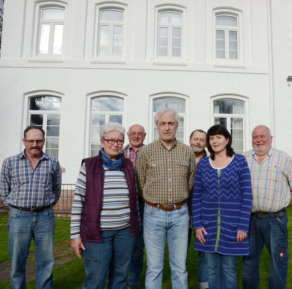 Einer der früheren Vorstände des Fördervereins mit (v.l.) dem heutigen Ortsbürgermeister Walter Schumacher, der Jahrzehnte bewährten Hausmeisterin Irene Huppertz, Klaus-Ludwig Lang, Klaus-Peter Hoss, Prof. Dr. Ulrich Mehler, Eva Dederichs und Eberhard Thannhäuser.   Archivfoto: pp/Agentur ProfiPress
