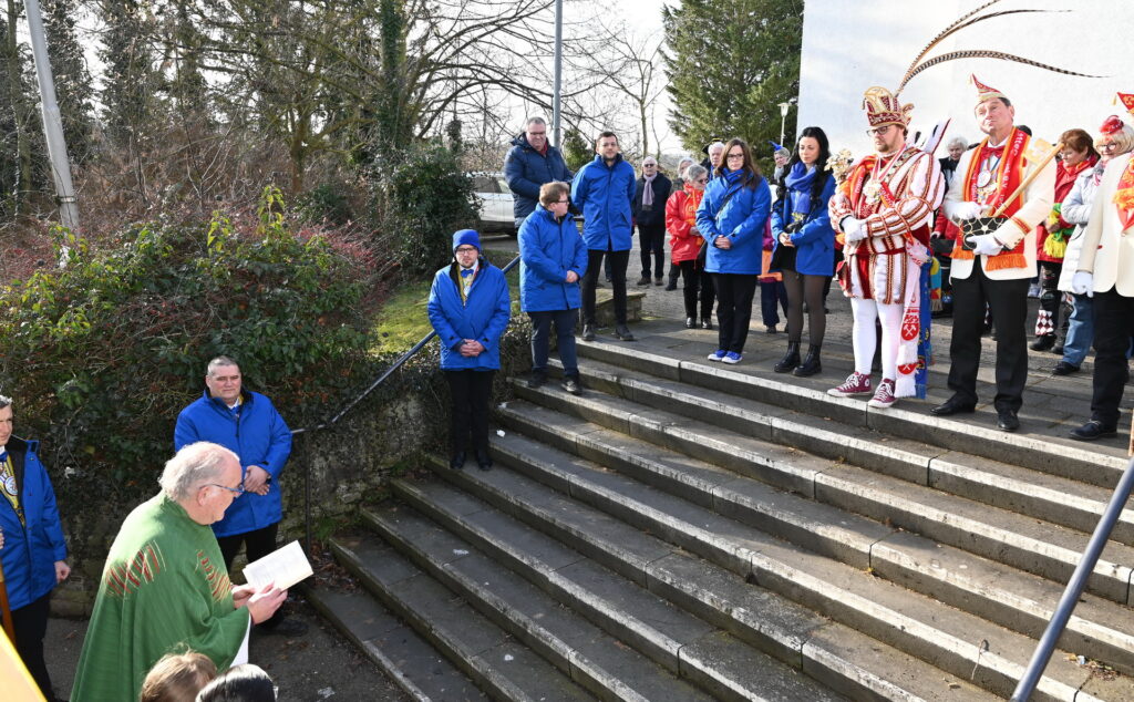 Zum Zeremoniell der Segnung durch Pfarrer Erik Pühringer war der neue blau-goldene und mit einem Baldachin gekrönte Festwagen der Mechernicher Prinzengarde in der Turmhofstraße hinter der Kirche aufgefahren. Foto: Manfred Lang/pp/Agentur ProfiPress