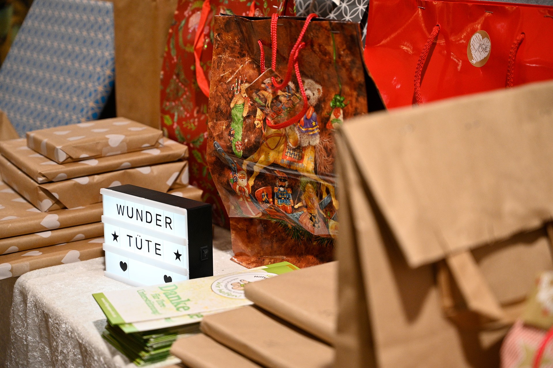 Die Teilnehmerinnen und Teilnehmer der Kunstausstellung vor Weihnachten in Mechernich hatten Kunstwerke gespendet, die in Wundertüten zugunsten der Hilfsgruppe verkauft wurden. Foto: Rübenach/pp/Agentur ProfiPress