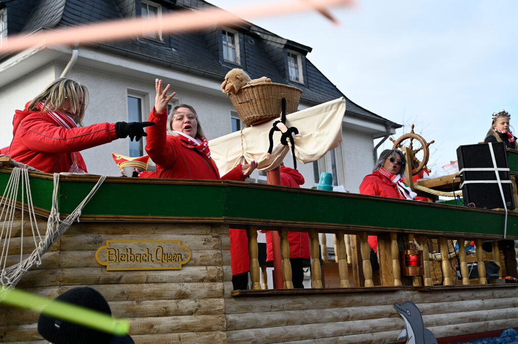 Wurfmaterial gab´s bis zum Abwinken. Foto: Henri Grüger/pp/Agentur ProfiPress