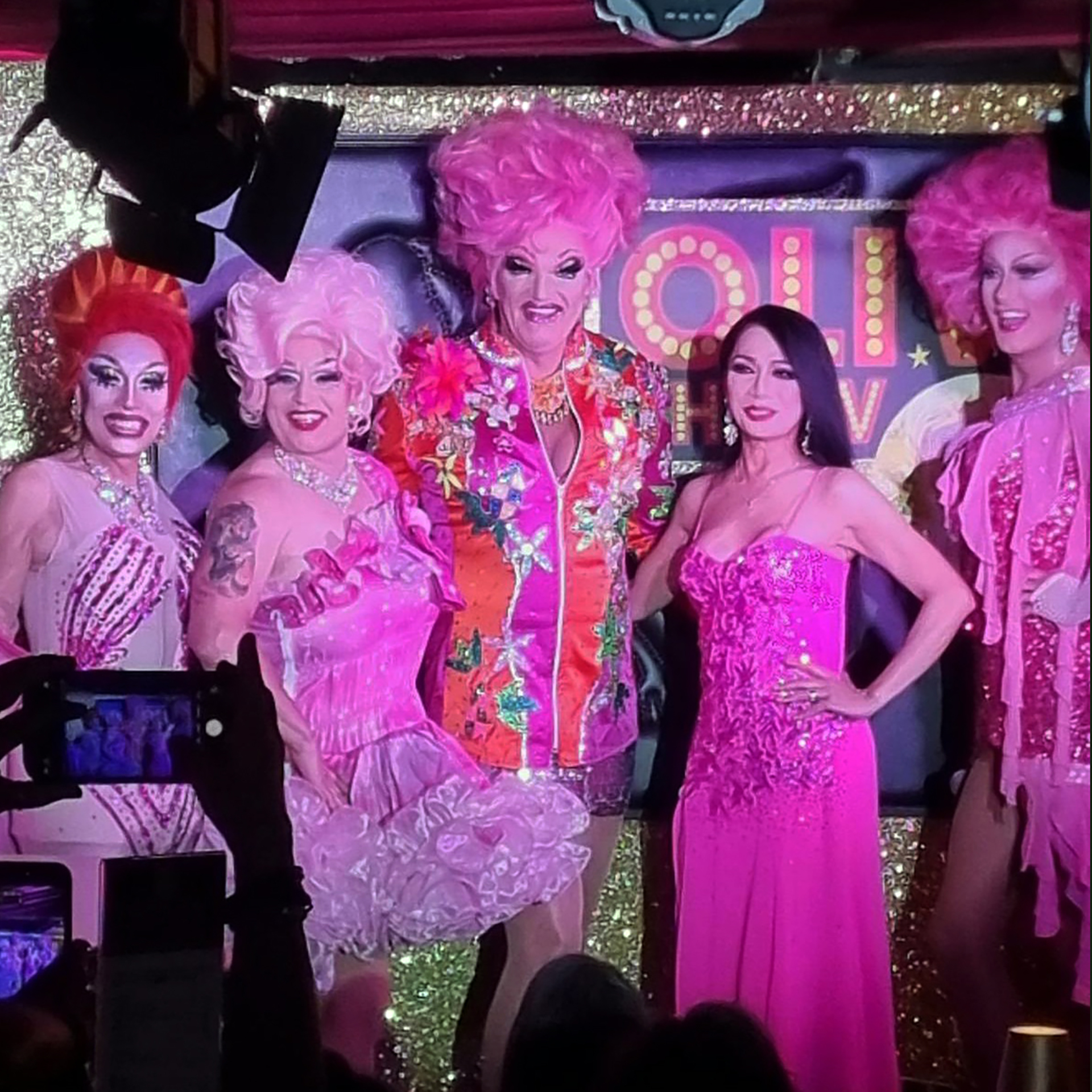 Regina Red (2. v. l.) aus Hellenthal-Hecken, wurde in das Travestie-Ensemble von Olivia Jones auf St. Pauli aufgenommen. Foto: Olivias Show Club/Achim Schloßhau/pp/Agentur ProfiPress