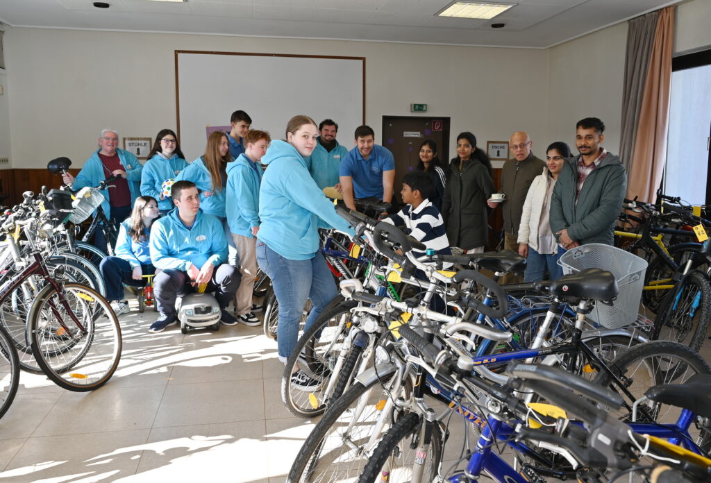 Sonntagmorgen kurz nach der Messe: Im Johanneshaus neben der Pfarrkirche herrscht bereits Andrang beim Rädermarkt der Weltjugendtaggruppe des Pastoralen Raumes St. Barbara Mechernich. Rechts potentielle Kundschaft, links in blauen Shirts Mitglieder der Jugendgruppe um Rebekka Narres (ganz links). Foto: Manfred Lang/pp/Agentur ProfiPress