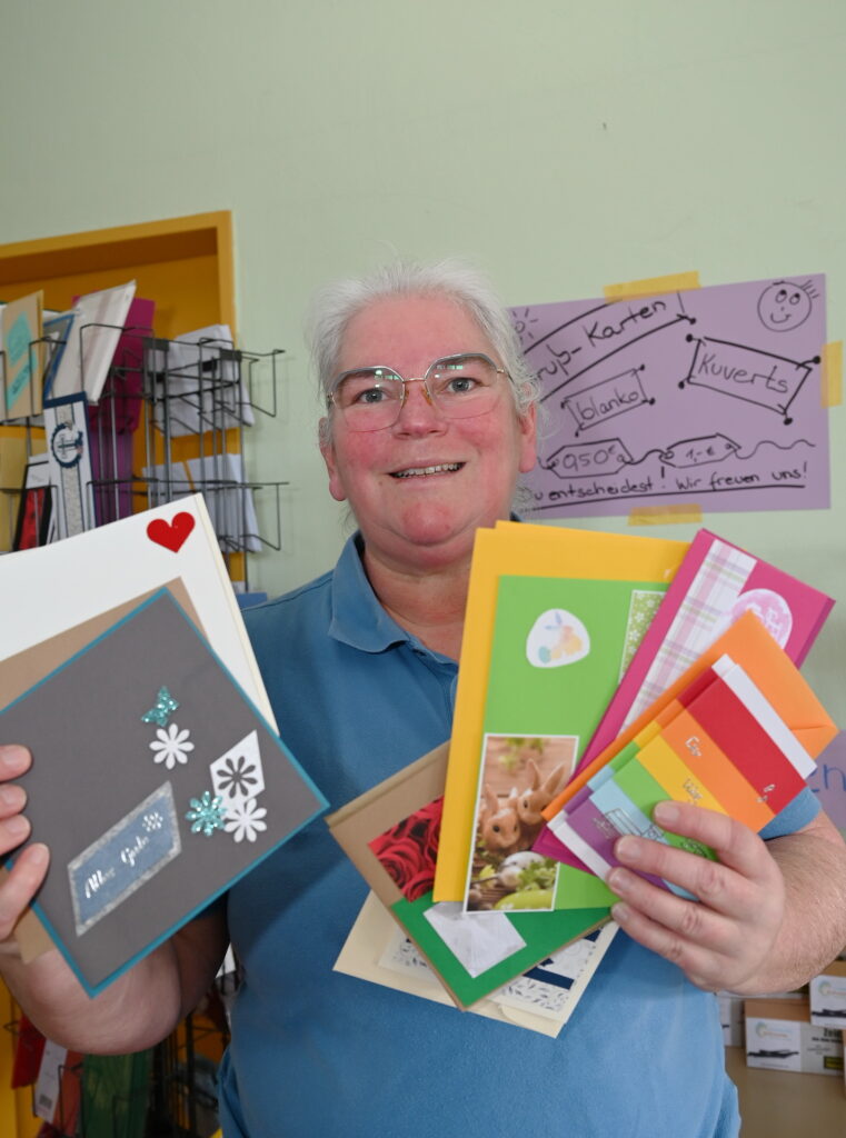 Erstmals wurden neben Rädern und Radzubehör auch selbstgebastelte Grußkarten für verschiedene Anlässe (Kommunion, Hochzeit, Taufe, Geburtstag, Trauer) verkauft. Foto: Manfred Lang/pp/Agentur ProfiPress