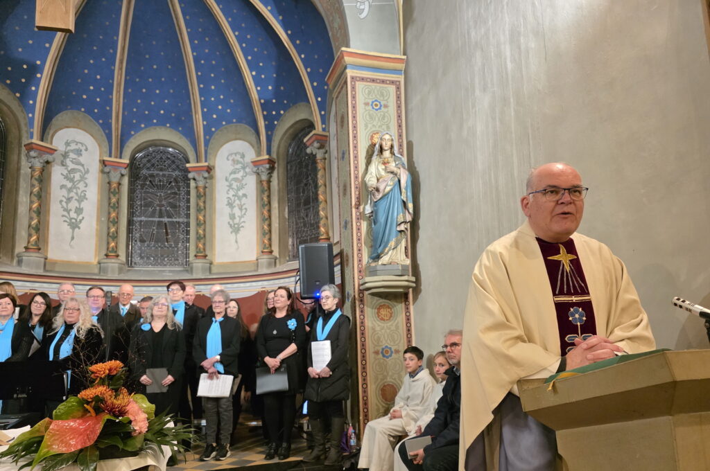 Den mit Abstand schwungvollsten Gottesdienst mit Pfarrer Erik Pühringer gab es am Abend beim vorläufig letzten Auftritt des Rhythmuschores „Kakus Vokale“ unter der Leitung von Uli Schneider. Das seit vielen Jahren im Feytal und darüber hinaus bekannte und beliebte Ensemble sucht zur Zeit einen neuen Bandleader. Foto: Manfred Lang/pp/Agentur ProfiPress