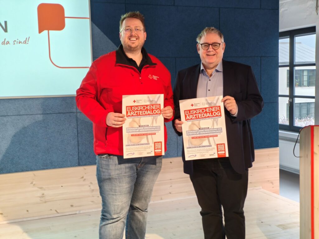 Ärztinnen und Ärzte miteinander vernetzen, auf moderne Weise weiterbilden und gleichzeitig den Nachwuchs für die hiesige Region begeistern: Alexander Schiffmann (Schulleiter der DRK Rettungsdienst-Akademie Euskirchen) und Frank Gummelt, DRK-Kreisverbandsarzt und Vorsitzender der KVNO Kreisstelle Euskirchen der KVNO, haben sich einiges vorgenommen für Mittwoch, 15. April. Foto: Kerstin Rottland/pp/Agentur ProfiPress