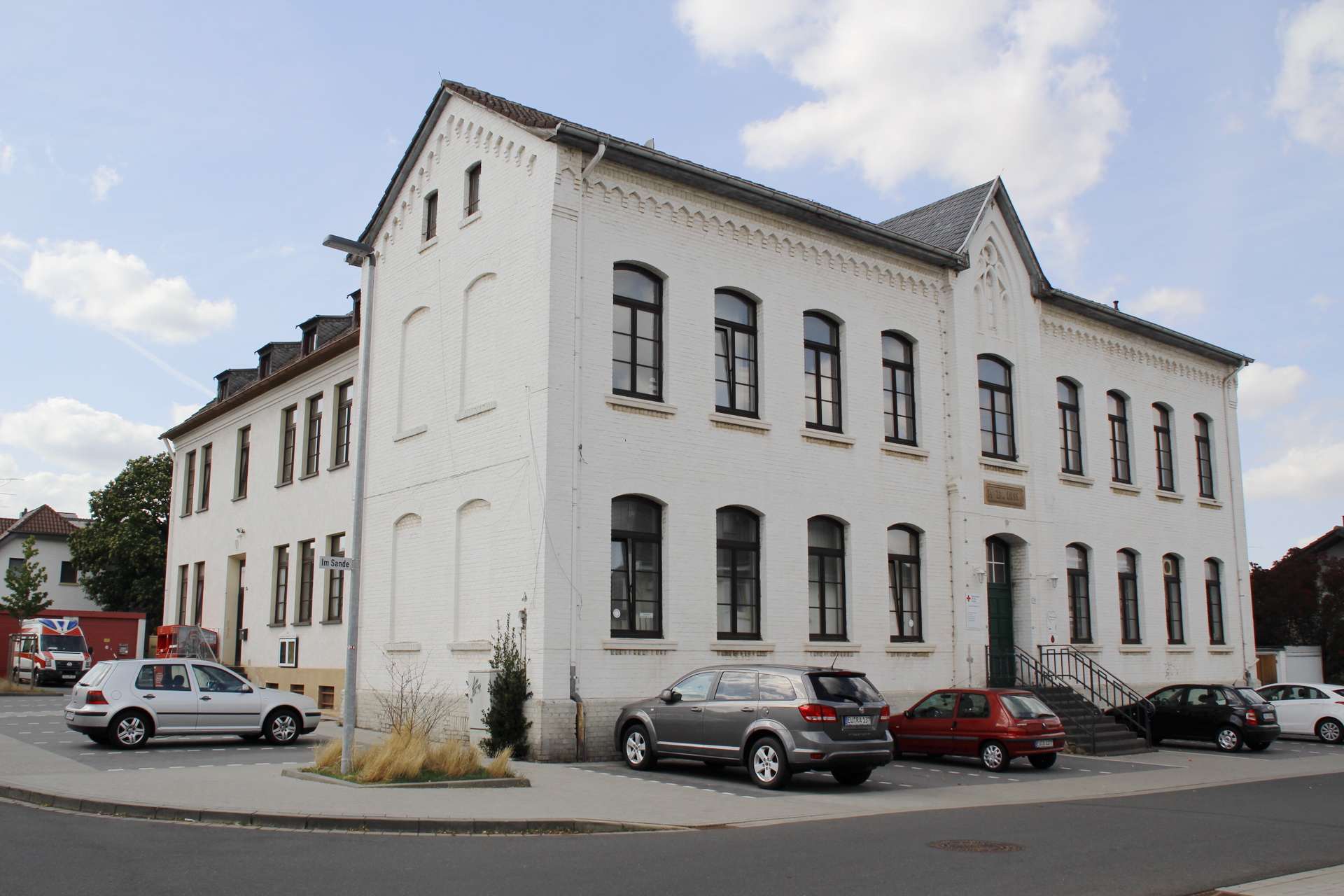 Eines der wenigen erhaltenen Gebäude aus der Hochphase des Mechernicher Bergbaus: die vierklassige Volksschule „im Sand“ von 1891, heute unter anderem Sitz der „Kleinen Offenen Tür“ von Kirche und Stadt für Kinder und Jugendliche sowie der Mechernicher „Tafel“. Der Anbau links entstand 1931. Archivfoto: pp/Agentur ProfiPress